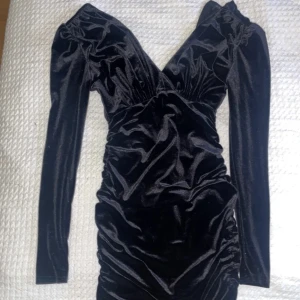 Klänning med dragkedja bak - Passar S/M  Endast testad, pris kan diskuteras 