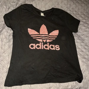 Adidas t shirt - En glittrig adidas t shirt i gott skick 