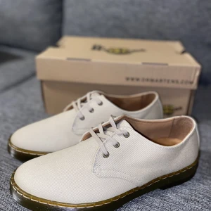 Dr. martens | Gizelle Beige Damskor  - Helt oanvända Dr. Martens i strl 40. Skorna är i nyskick och säljs för bra pris. Ordinarie pris: 799 kr  Säljs för: 400 kr 