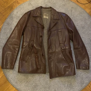 70-tals skinnjacka strlk XL - Riktigt fin skinnpaj raka vägen från 70-talet, alltså sjukt vintage och perfekt skick! För äkta rockare eller läderavnjutare