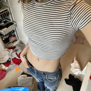 Vit svart t-shirt - Tajt halv cropad T-shirt, skit snygg till jeans eller ett par vita linnebyxor på sommaren. Storleken är L men jag brukar ha S, materialet är väldigt stretchigt