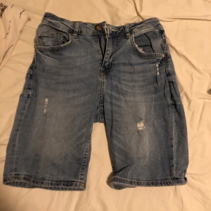 Denim Shorts - En knapp och gylf. Väldigt lite stretch. Riktiga fickor fram och bak. Riktiga bälteöglor.   49 cm långa 80 cm längst upp 49 cm längst ner