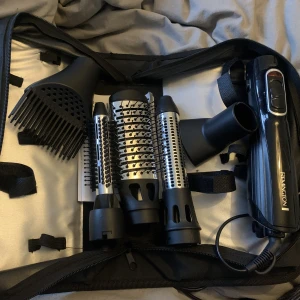 Värmeborste  - Värmeverktyg till håret med flera munstycken. Du kan både föna och styla det☺️ Endast testad! Skriv vid eventuella frågor❣️