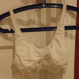 Vit sport BH - Ganska löst passande, bekväm och fungerar som vanlig BH också men ger inte mycket stöd. 