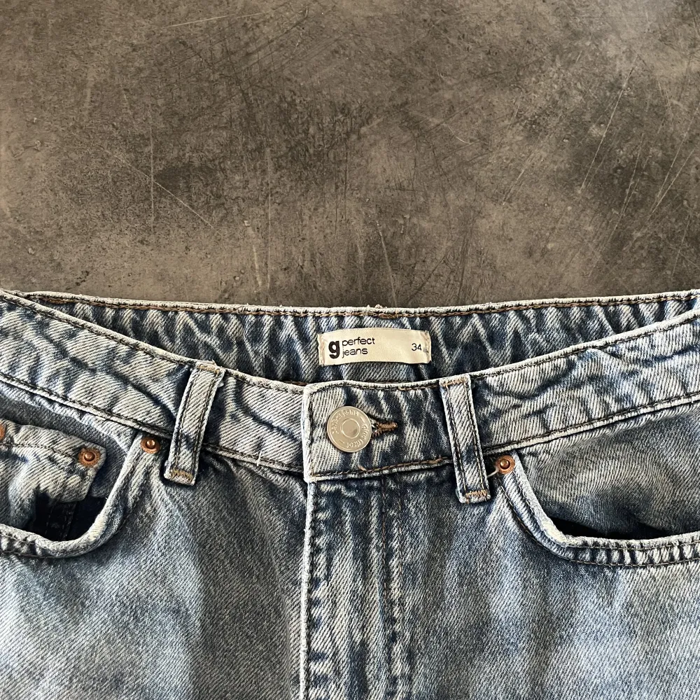 Mom-jeans från Ginatrico, Blåa Mom-jeans från Gina, strl 34, passar även 36. Inte använda på över 1 år och har knappt används. Inga speciella slitningar.. Jeans & Byxor.