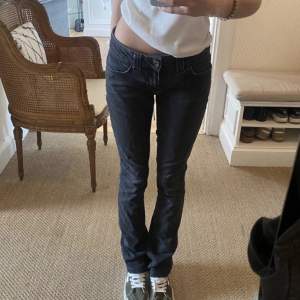 Säljer mina gråa/svarta lågmidjade jeans! Passar en S💓Jag är runt 167 cm lång💘Skriv om ni har frågor!