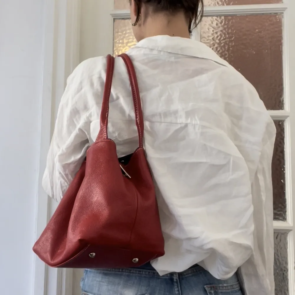 Röd väska i mellan storlek!💓. Väskor.