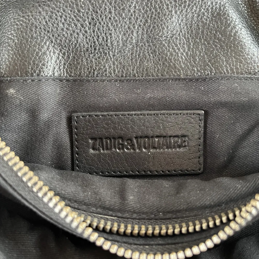 Rocky bag från Zadig&Voltaire. Köpt för ca två år sen på NK i Göteborg för 5000kr. Säljer nu för 3500kr eller högst bud då den är i fint skick men ändå använd. DM om ni vill ha fler bilder! :) köpare står för frakt! . Laukut & Käsilaukut.