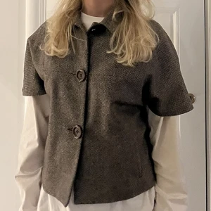 Topp/jacka Michael Kors - Säljer denna sååå fina topp/jacka från Michael Kors! Skitsnygg på fest eller som jacka nu i vår😍Köptes secondhand för 850 kr🥰