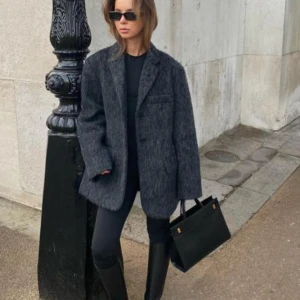 Meotine jacka - Jättefin jacka från meotine. Använd några gånger men ser ut som ny. Nypris 3100kr. Oversized på mig som vanligtvis är en XS. Skickar gärna fler bilder💗66kr spårbar frakt tillkommer