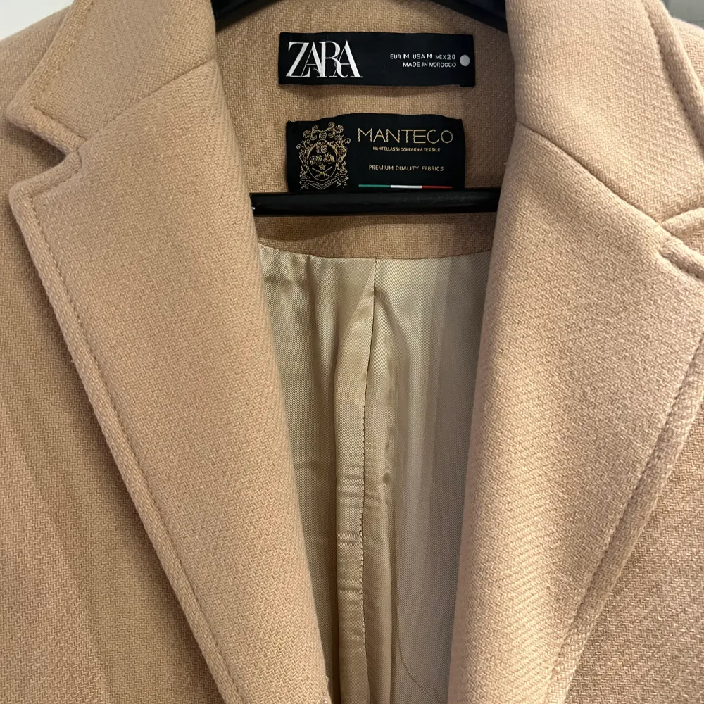 Zara Manteco Ull kappa perfekt skick storlek 38  Sällan använd fantastiskt skick Köpt för 1200:-. Jackor.