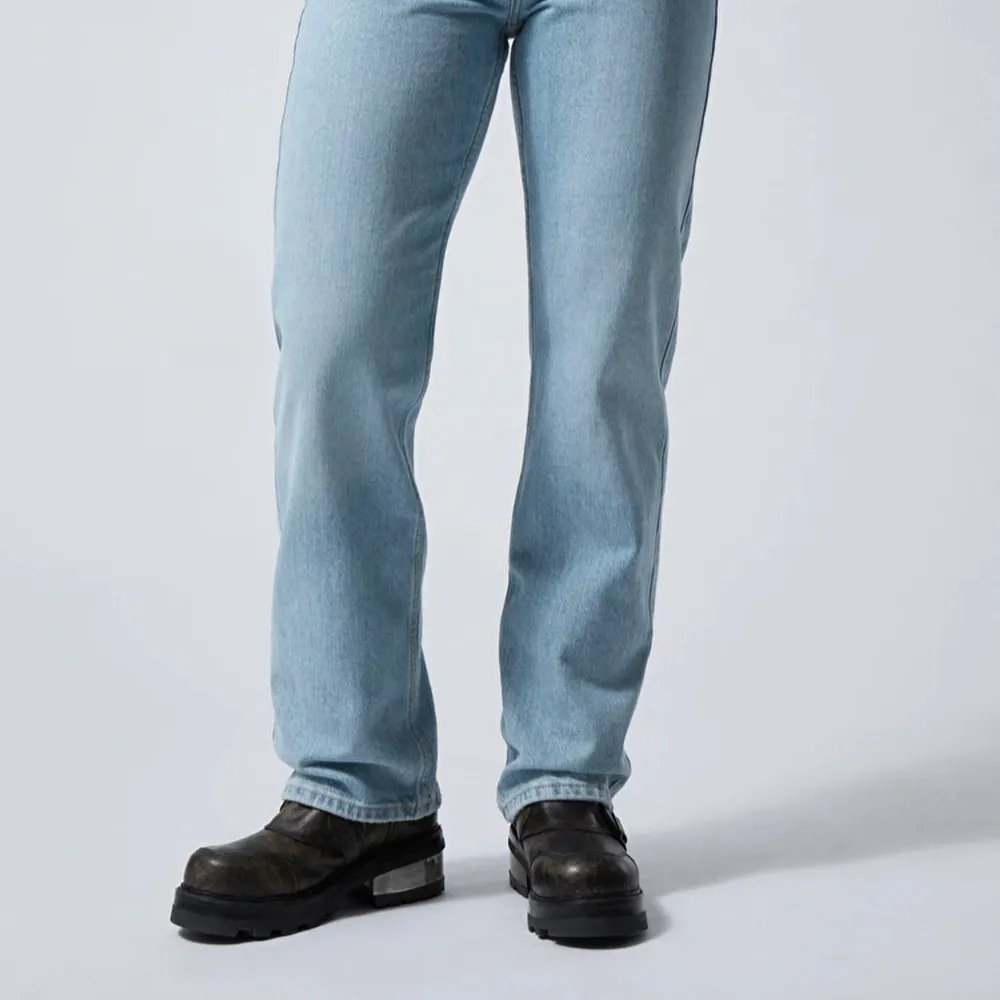 weekday jeans i modellen rowe. färgen heter moise blue💕 skriv om fler bilder önskas💕 använd fåtal gånger, storlek 27/34, passar som 36/38💕. Jeans & Byxor.