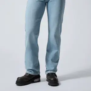 weekday jeans i modellen rowe. färgen heter moise blue💕 skriv om fler bilder önskas💕 använd fåtal gånger, storlek 27/34, passar som 36/38💕