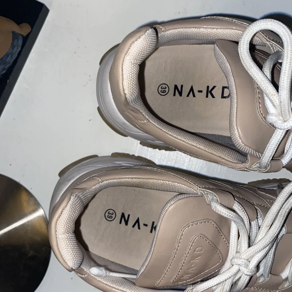 Sneakers i rosa nude färg från NA-KD, använt fåtal gånger. Fint skick . Skor.