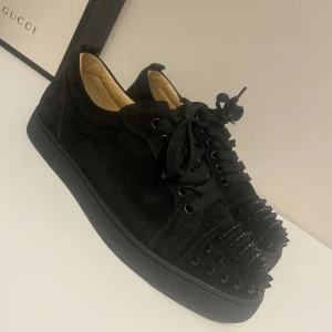 Christian Louboutin Junior Spikes - Säljer mina loubs!  Väldigt bra skick med alla spikar kvar, utsida ren och fin samt innersula utan skav! ⭐️ Dustbag medföljer! ⭐️