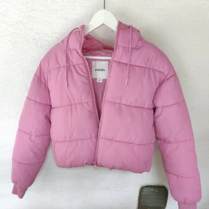 Cropped Puffer Jacket - Super fin och skön rosa jacka💗. Knappt använd och i bra skick, ser ut som ny! Säljer den för att den aldrig kommit till användning 💗