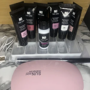 Polygel - Helt nytt och oanvänt polygel kitt.  Innehåller: 7 olika polygel Dual forms Slip solution UV lampa med sladd Pensel med spatel FÖRST TILL KVARN 