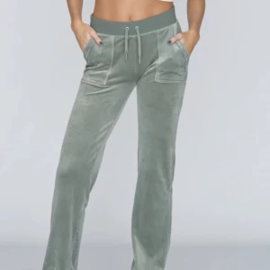 JUICY COUTURE  - Jag säljer ett par ljus gröna  Juicy Couture byxor, använda ytterst lite, bra kvalitet, dem passade inte mig och de är därför jag säljer dem, i storlek M. Ny pris 1100kr. Om du är intresserad skriv till mig💕