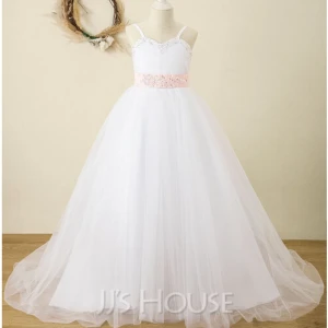 Näbbkläning  - Näbbkläning säljes med tillhörande underkjol. Mycket fin och lyxig. Använd endast 1 gång. 