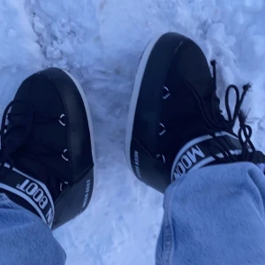 Moonboots  - Köpta föra vintern inte så jätte andvända skriv för flera bilder
