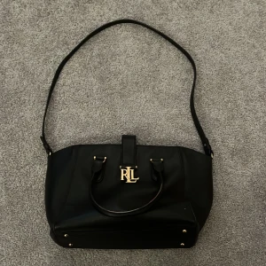 Ralph lauren väska  - Ralph lauren väska i svart i relativt bra skick. Läder 