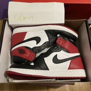 Nike air Jordan 1 high black toe 2016 - Storlek 42/8.5  Helt nya skick DS  Kvitto finns  