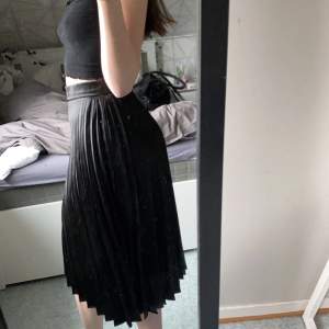 Fin svart kjol! Använd några gånger men i bra skick. Storlek S men passar även XS💗