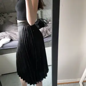 Fin svart kjol! Använd några gånger men i bra skick. Storlek S men passar även XS💗