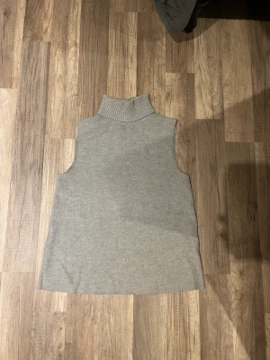 Zara tröja - En grå polotröja utan armar. Använd mycket men känner inte att den passar mig längre. Skriv privat för mer bilder ❤️