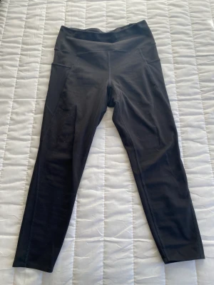 Tights med fickor från Uniqlo - Sköna tights med fickor från Uniqlo. 3/4 längd. Storlek S. Endast använda enstaka gång och i nyskick!