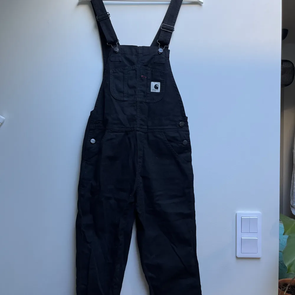 Hängselbyxor från Carhartt WIP i storlek XS, använda ett fåtal gånger så väldigt fint skick. Kan mötas upp eller skickas. Nypris: 1895 kr. Jeans & Byxor.