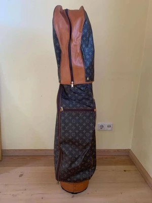Louis VUITTON golfbag, golfklubbor - Jag säljer en golfbag från Louis Vuitton Super skick inklusive klubbor Klubborna är också i toppskick, inget greppslitage på baksidan Frakt möjlig