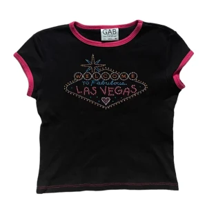 söt y2k baby tee - baby tee med rhinestones tryck. 😍barnstorlek men passar XS/S köparen står för frakt. 💕