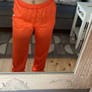 Orange byxkor  - Från vero Moda aldrig använda!! Super fin