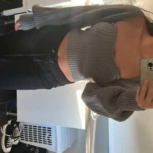 Grå stickad tröja  - Jättesnygg grå stickad tröja, storlek XS/S, använd 1 gång. 🤍