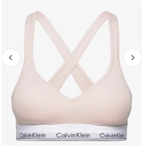Calvin Klein bralette lift  - Calvin Klein bralette lift   Om produkten:  * Material: 53% bomull, 35% modal, 12% elastan  * Vadderade kupor Orginalpris 499kr Endast använd 2 ggr 