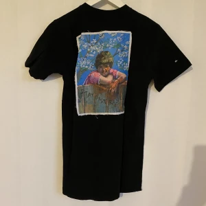 Drop Dead T-shirt  - Drop Dead T-shirt   Med stor patch på ryggen   Aldrig använd   Storlek herr xs 