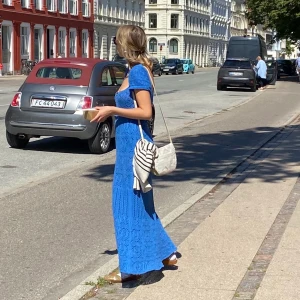 Lång klänning crochet  - Fin blå lång klänning crochet från zara💙som är slutsåld, är som ny har använt den få gånger. Ordinarie pris 399kr, klänningen är i stickat tyg med volang.