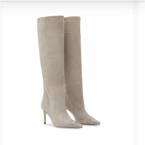 Custommade boots - Sällar dessa fina custommade boots för 2000 i strl. 39, pris kan dock diskuteras vid snabbaffär. Skorna är helt oanvända och fortfarande i paketet.  OBS! Nypris går på 4000kr 🤍