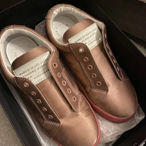 Marc Jacobs sneakers - Superfina sneakers från marc Jacobs. Lite slitna, därav priset! Nypris 1900 kr 