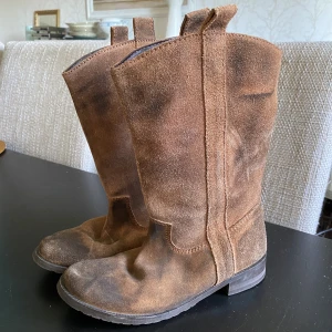 Cowboyboots strl. 38 - Så snygga och mjuka. Dem står inte upp som på bilden. Snyggare i verkligheten. Jag lade i ljusstakar så att dem kunde stå upprätt.