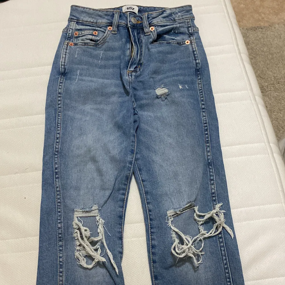 högmidjade jeans som är för små för mig. Använda 3-4 gånger. Passar i längden på mig som är 160 cm.. Jeans & Byxor.