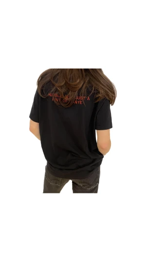 T-shirt - Kanye merch t-shirt specialgjord med broderimaskin i en h&m butik.