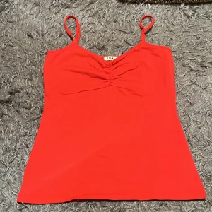 Topp - Söt röd topp från Vila. Storlek M. Aldrig använd av mig men köpte den på second hand. Dock väldigt bra skick!