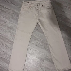 Levis 501 limited color  - Levis 501 limited color, använda vid ett tillfälle, ny pris 1099kr, säljes för 850kr, storlek W34 L32.