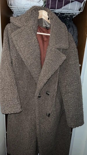 Super fin - Skit snygg och jätte skön material den är i storlek medium  den är ganska lång så typ under knäna men jätte fin den är typ mörk beige