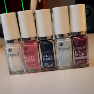 Jätte fint nagelack :) - Nagellacken är i bra skick bara den ljus blåa och den vita som är andvända en gång