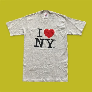 Vintage I Love New York t-shirt - Superfin vintage I ❤️NY tröja, köpt i Berlin. I fint skick. Trycket i är topp skick. Väldigt y2k och drain. Supersnyggt till ett par loosefit jeans. Säljer då den inte passar mig. För fler bilder eller mått kontakta mig 🙌