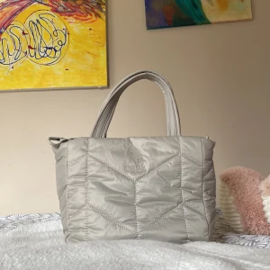 Helt ny polo väska  - Säljer en helt ny polo väska, original pris 1035kr🤍 aldrig använd och etiketten sitter kvar🤍 säljer för 700kr och är slutsåld!🤍 skriv gärna ifall ni har fler frågor!! 