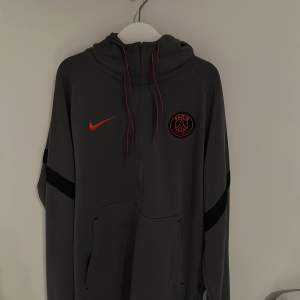 Detta e en Nike x psg tröja som man både kan ha för träning och till en outfit. Det är storlek s. Den är i väldigt fint skick. Den kostar ny va 900-1000. Jag kommer sälja denna för 500 men pris kan diskuteras. 